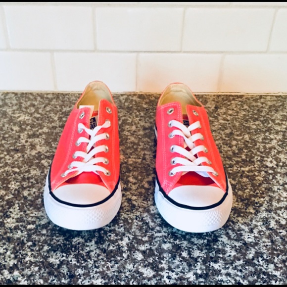 CONVERSE❤️Adorable Low Rise Shoe!❤️ NWOT! - Picture 2 of 4